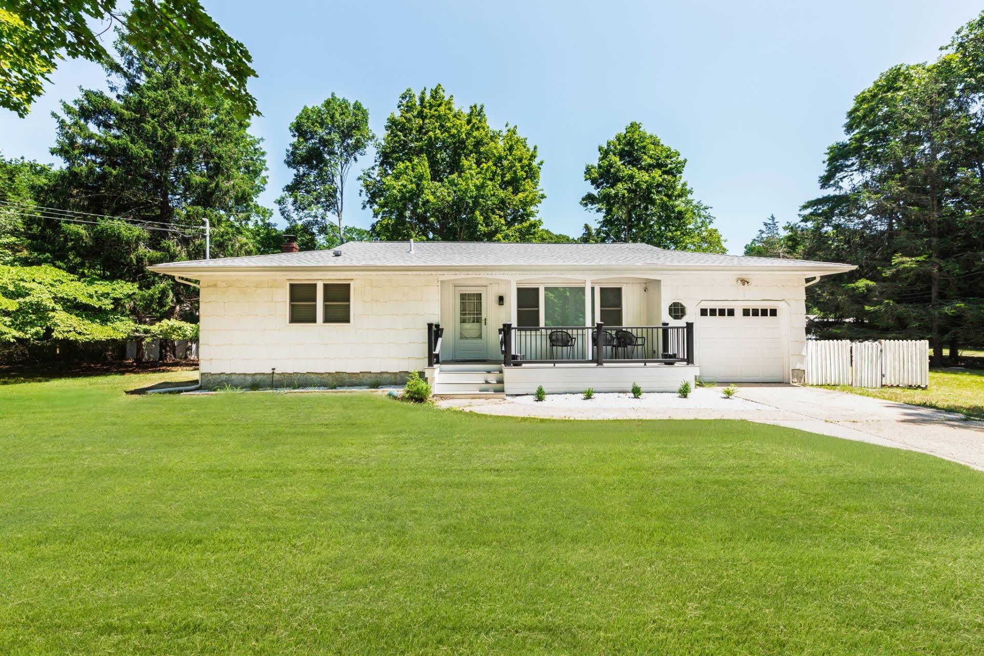 33 Richardson Avenue – photo 1 of 14