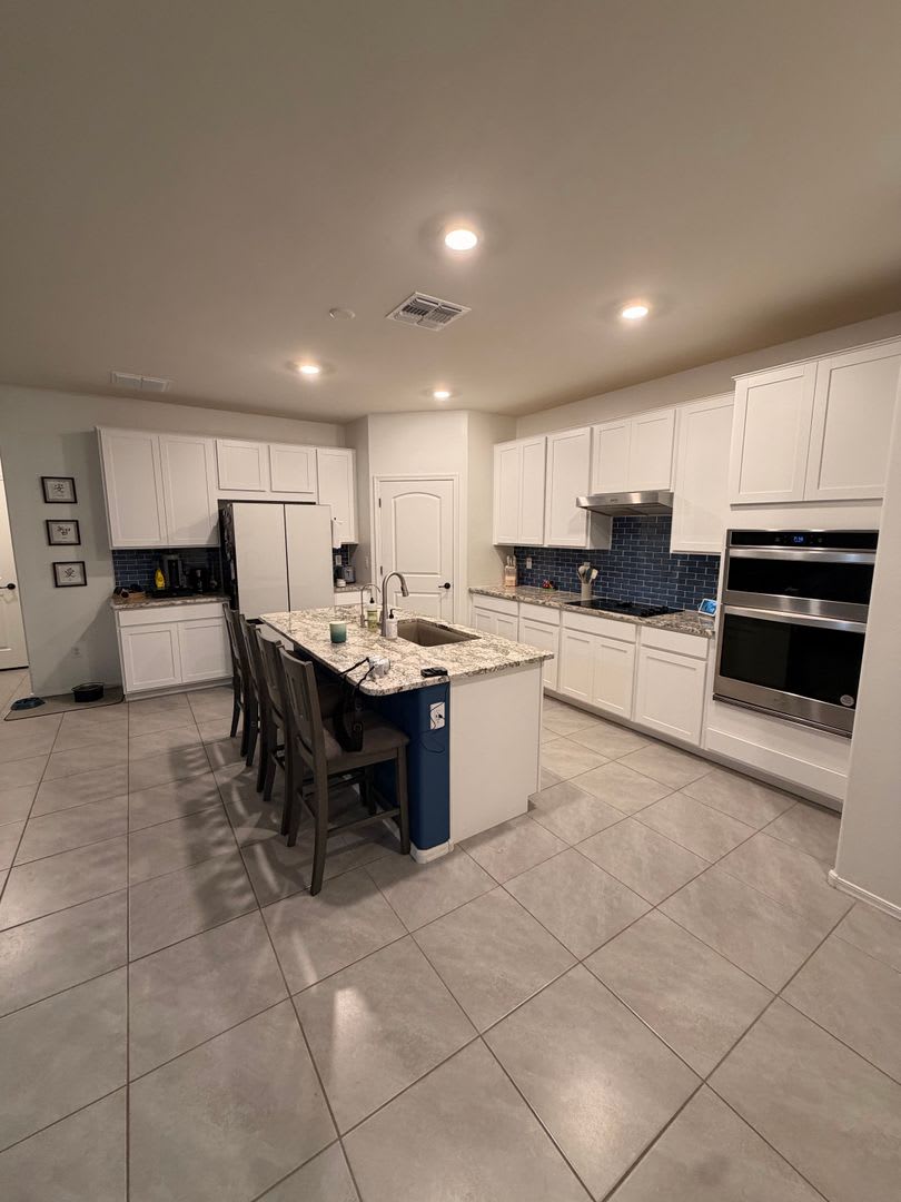 ***MOVE IN SPECIAL!!!! SEPTEMBER RENT FREE!!!! Pristine 3 bedroom 2 bath with den on Eastside!!! – photo 1