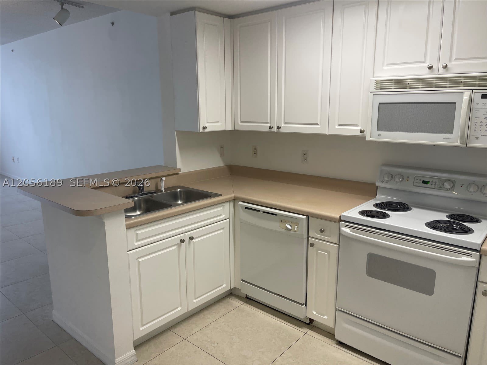 255 Evernia St – photo 1