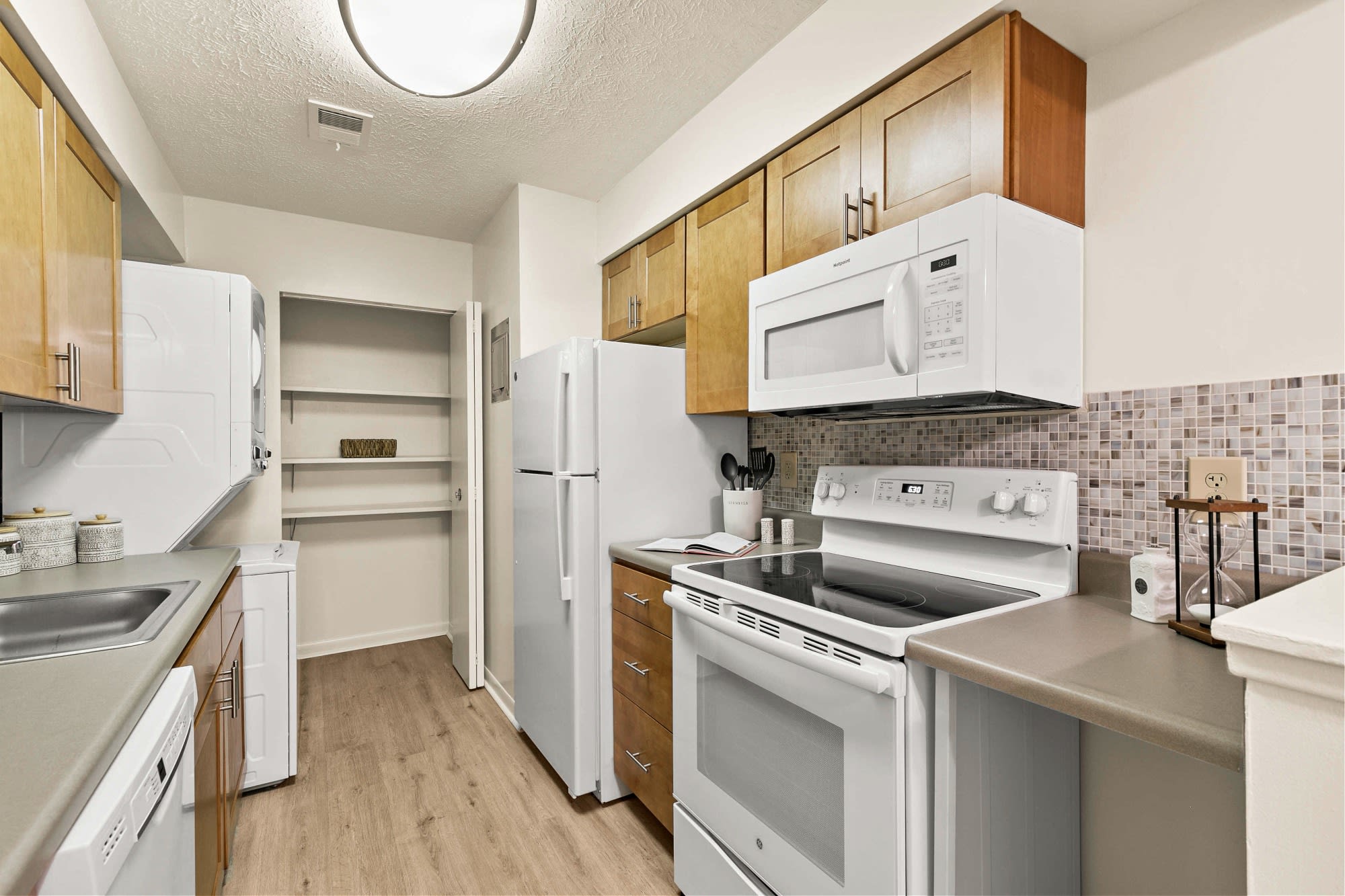 Country Club Apartments – photo 1