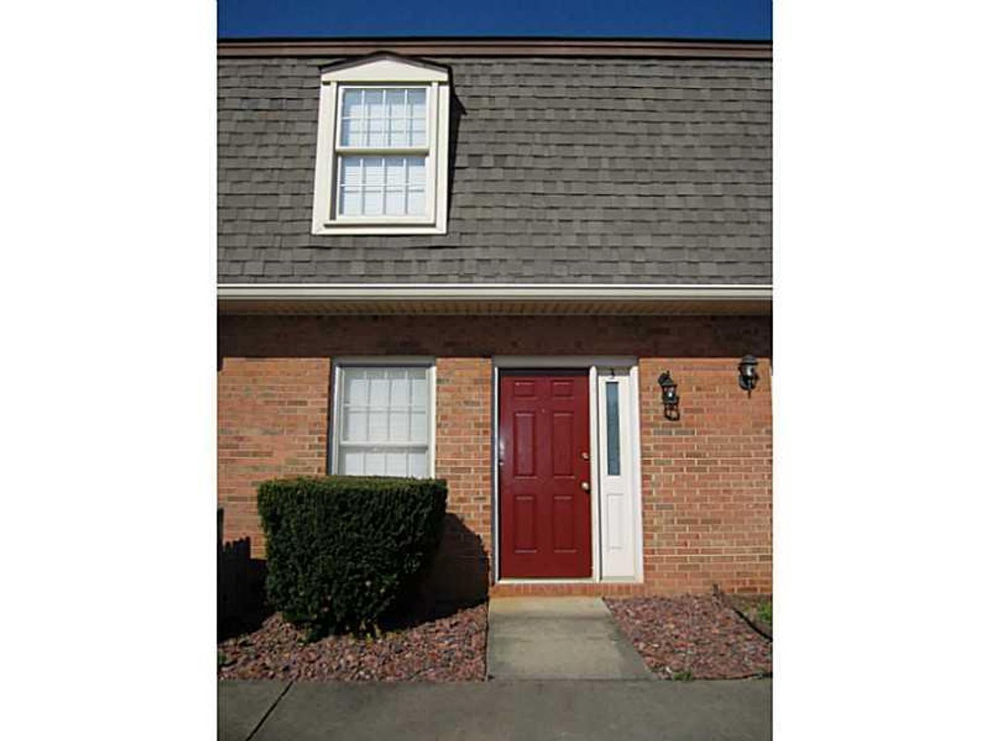 2 bedroom townhome in Oakwood, GA – photo 1 of 17