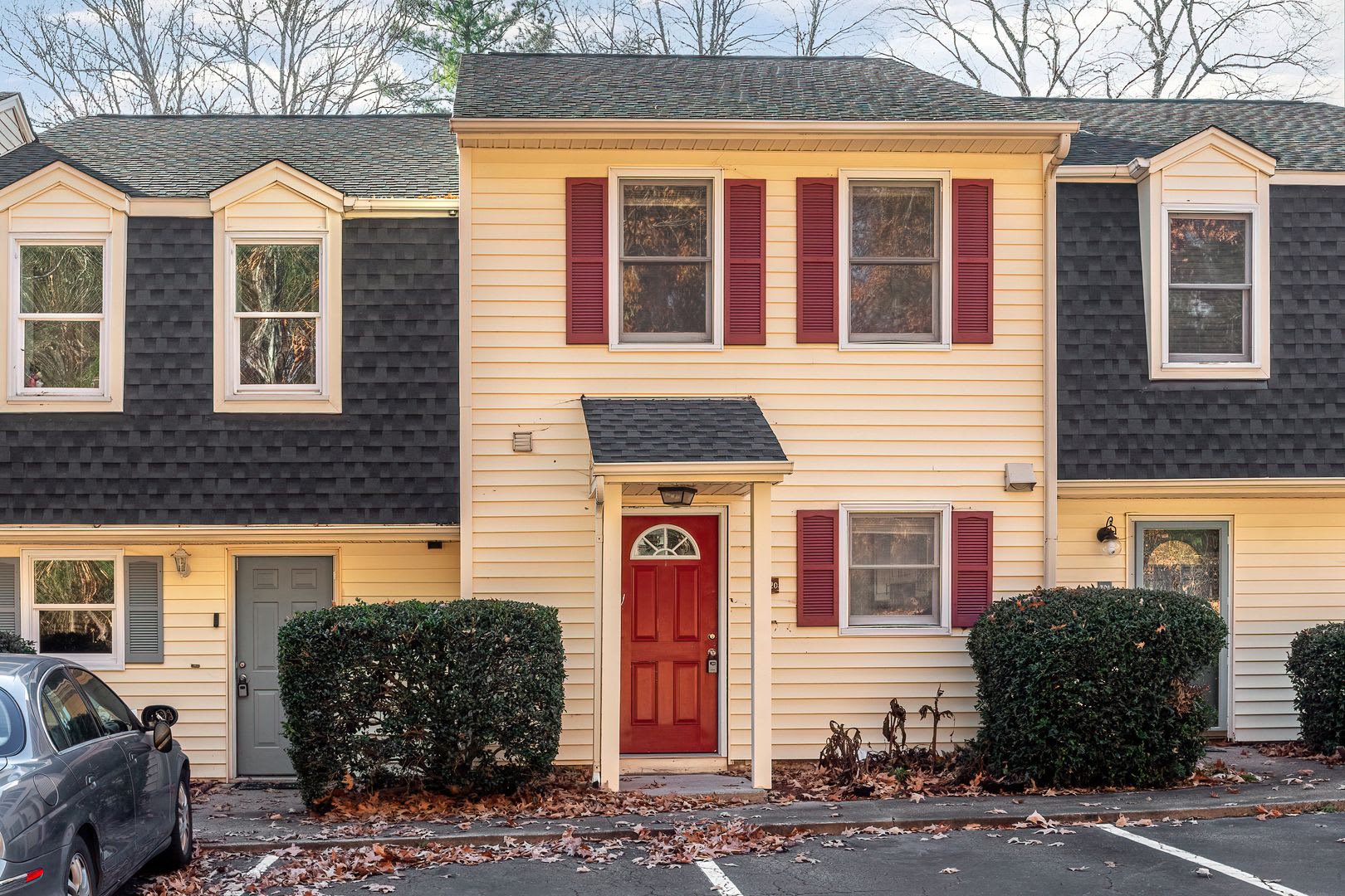 Delightful Two bedroom townhouse available NOW – photo 1