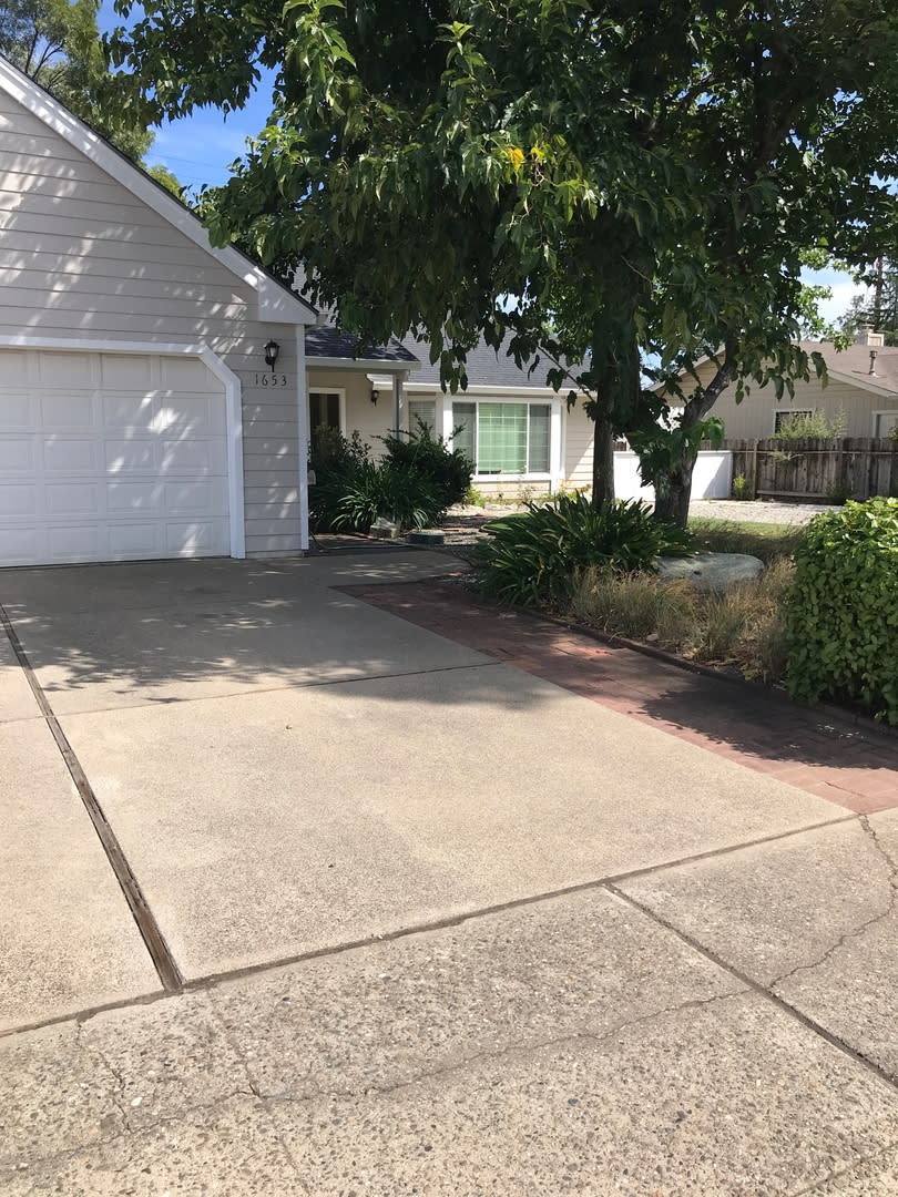3 Bedroom 2 Bath home w Garage – photo 1