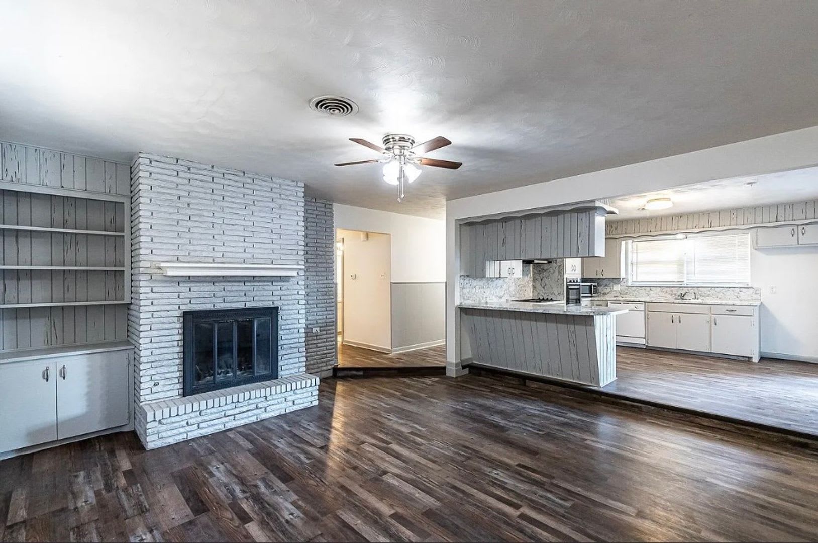 Centrally Located 3 bedroom 2 bathroom house! – photo 1