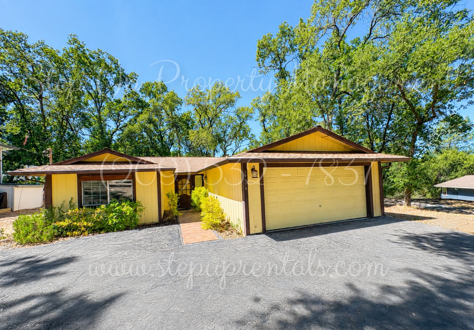 Beautiful 3-Bedroom Home with Solar, Fireplace &amp; Private Lake Access – photo 1 of 20