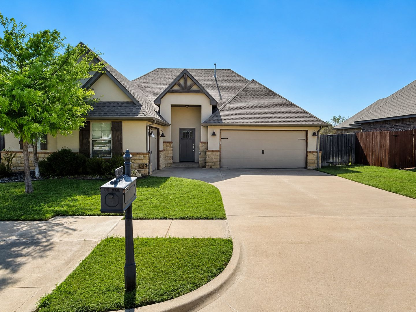 Fantastic 3 Bed 2 Bath With 3 Car Garage – photo 1