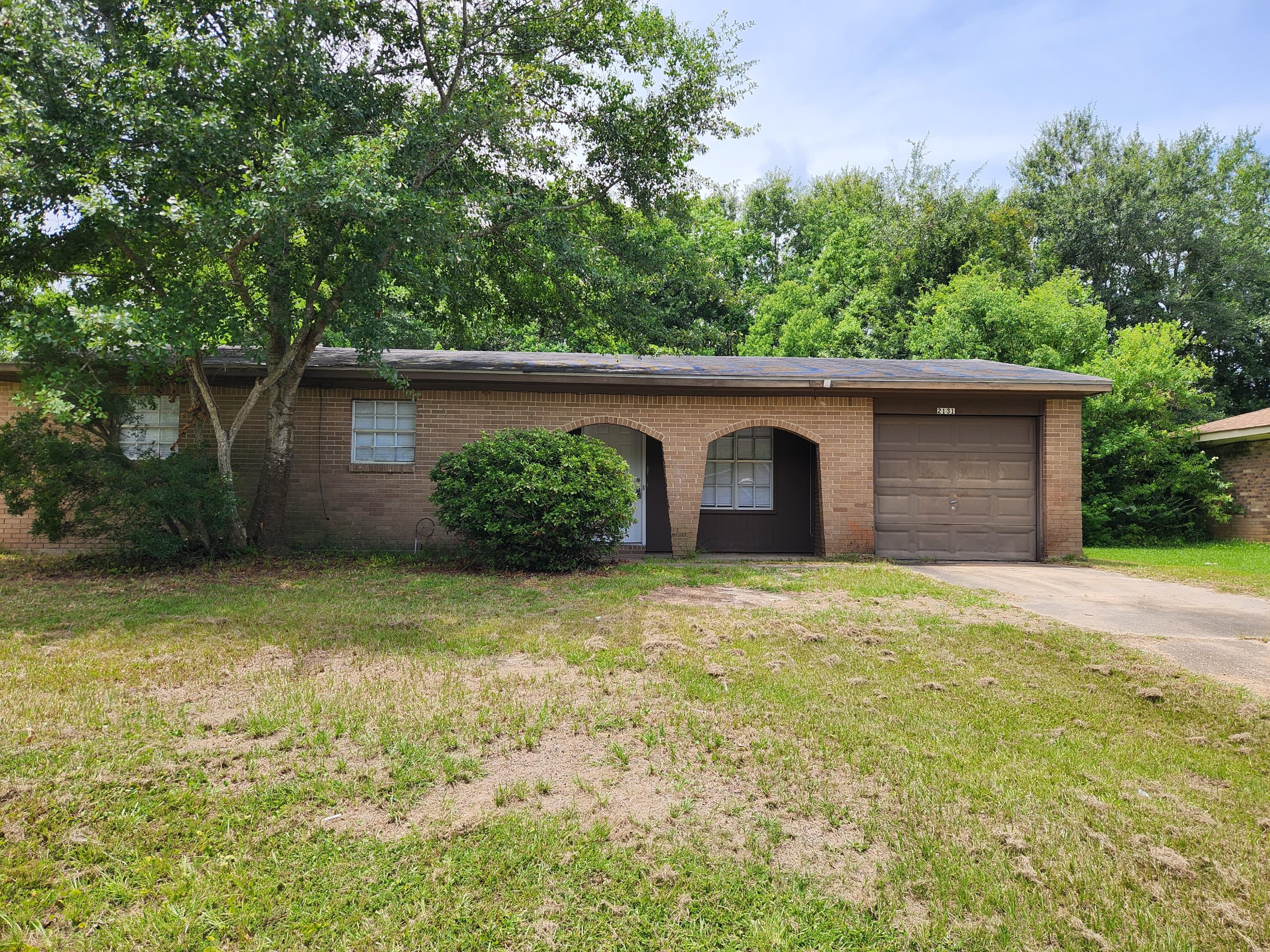 2131 Woodside Drive – photo 1 of 9