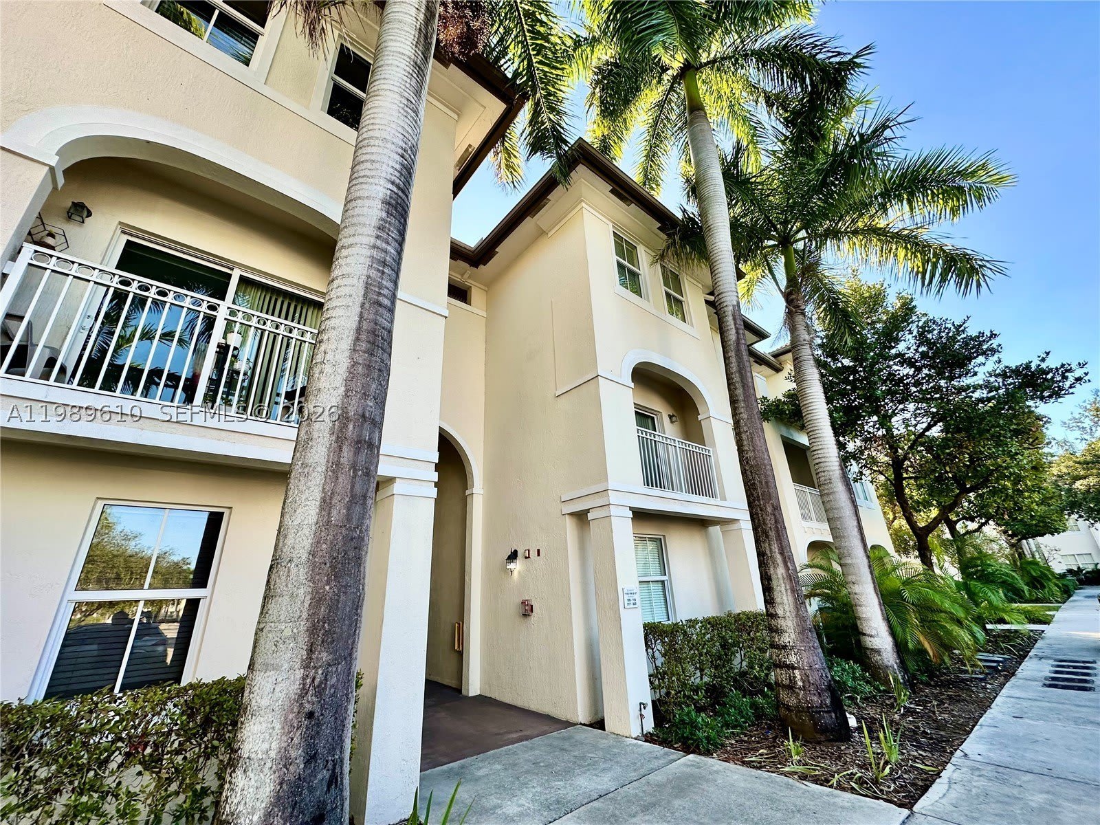 11403 NW 89th St – photo 1