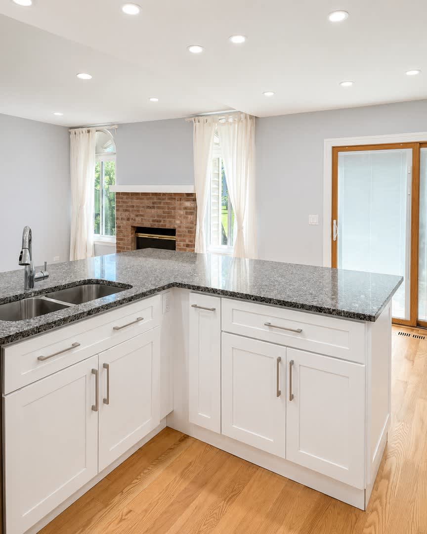 3 Bed / 2.5 Bath Townhome in Sussex Square – Streamwood – photo 1 of 22