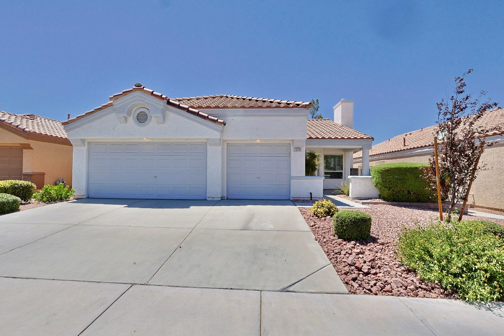 Charming Single Story Home With 3 Car Garage Great Location 500 Off First Full Month S Rent If Leased By 9 15 – photo 1