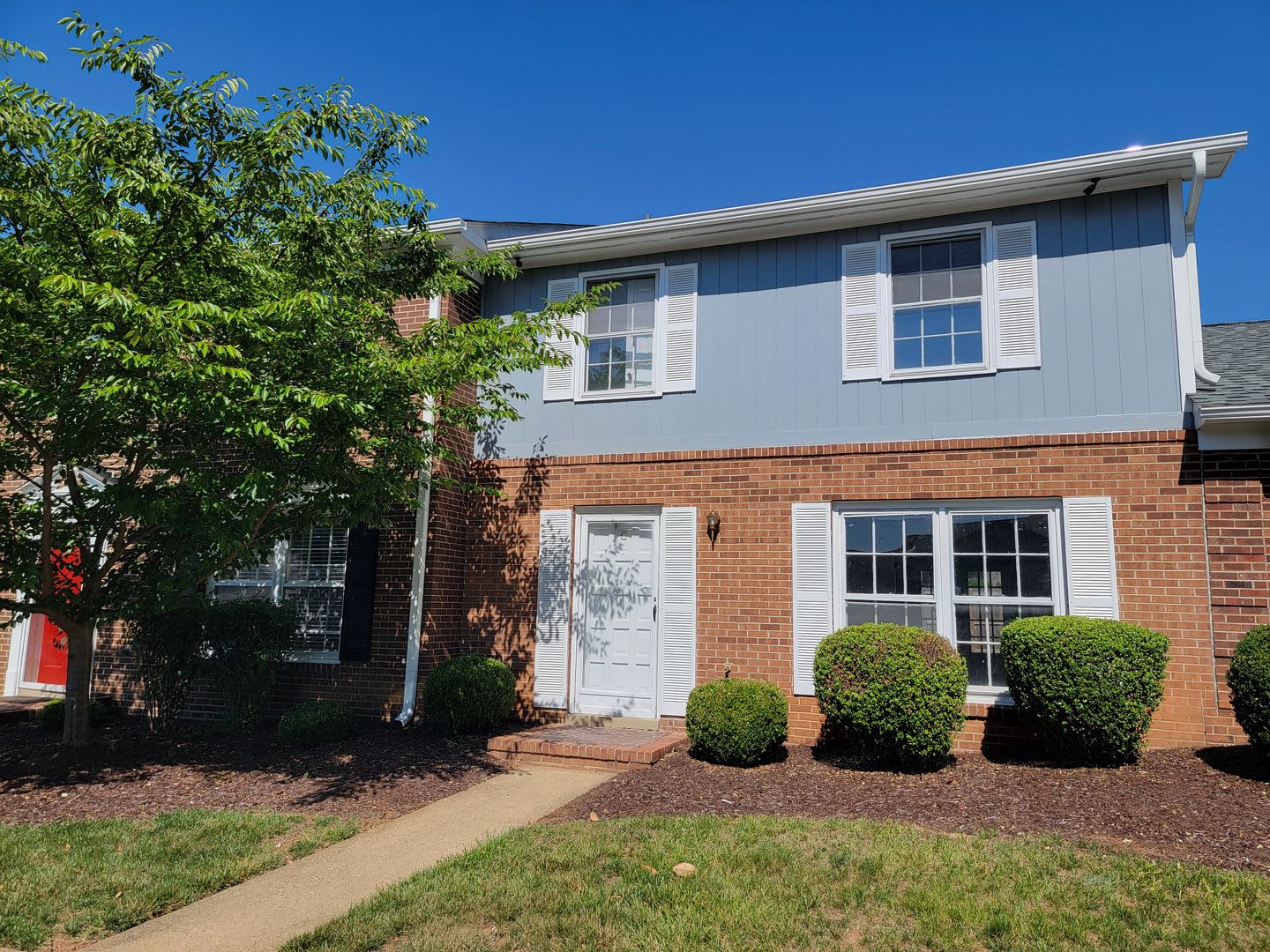3 Bedroom 2 5 Bathroom Townhome – photo 1