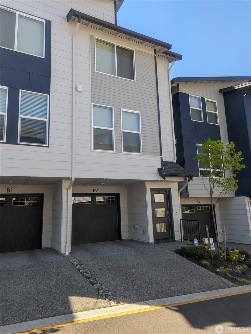 3bd/2.5ba Lynnwood Townhome – photo 1 of 23