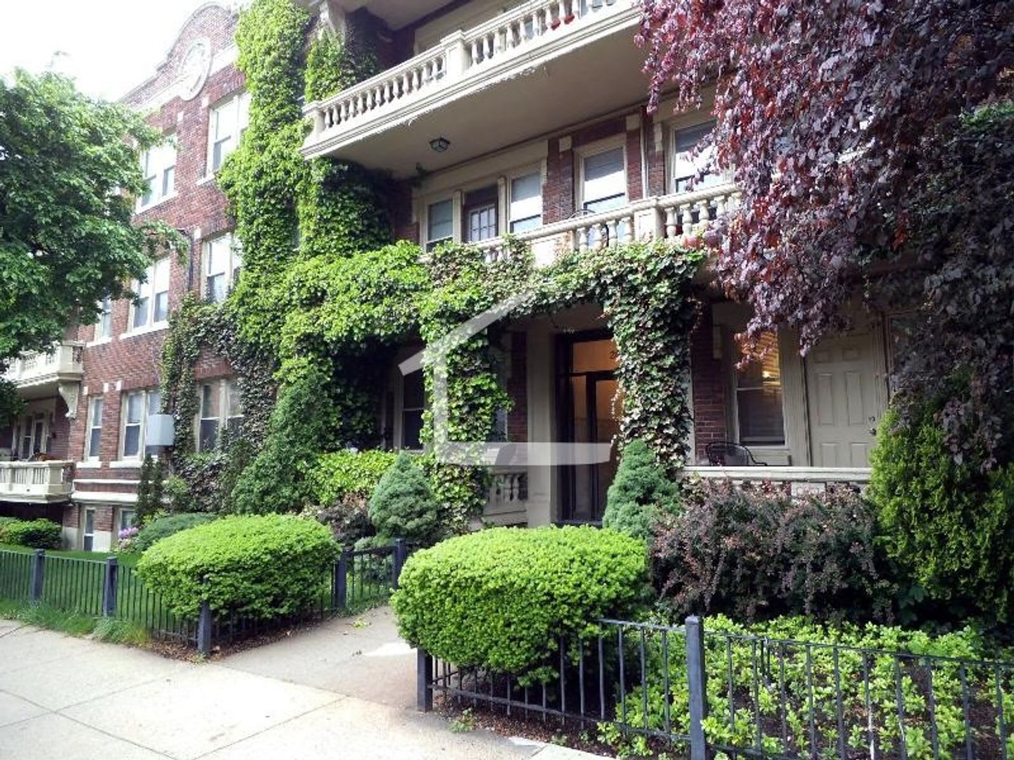 Charming 2 Bedroom No Broker Fee – photo 1