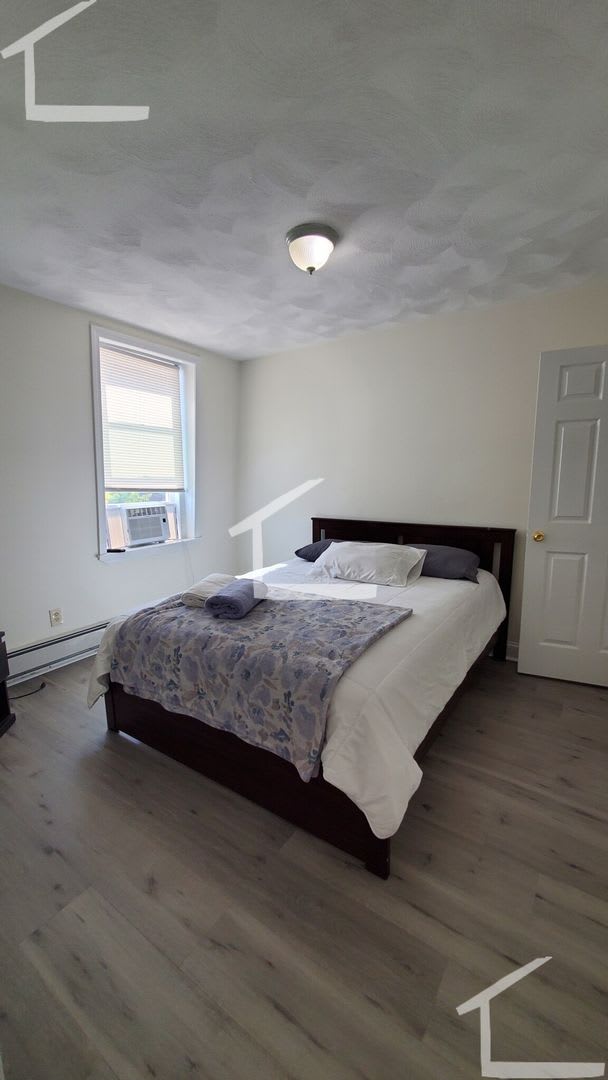 Conveniently located, beautifully maintained Apt with modern appliances. A/C. Near Public Transport! – photo 1