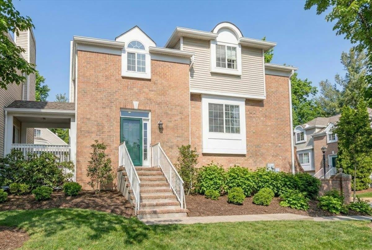 40 Primrose Ln #40 – photo 1 of 26