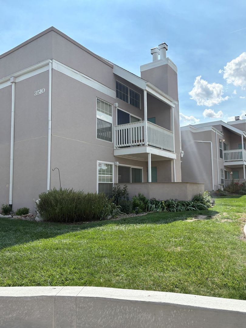 2 Bedroom Lower Level Unit All Utilities Included Off Academy – photo 1