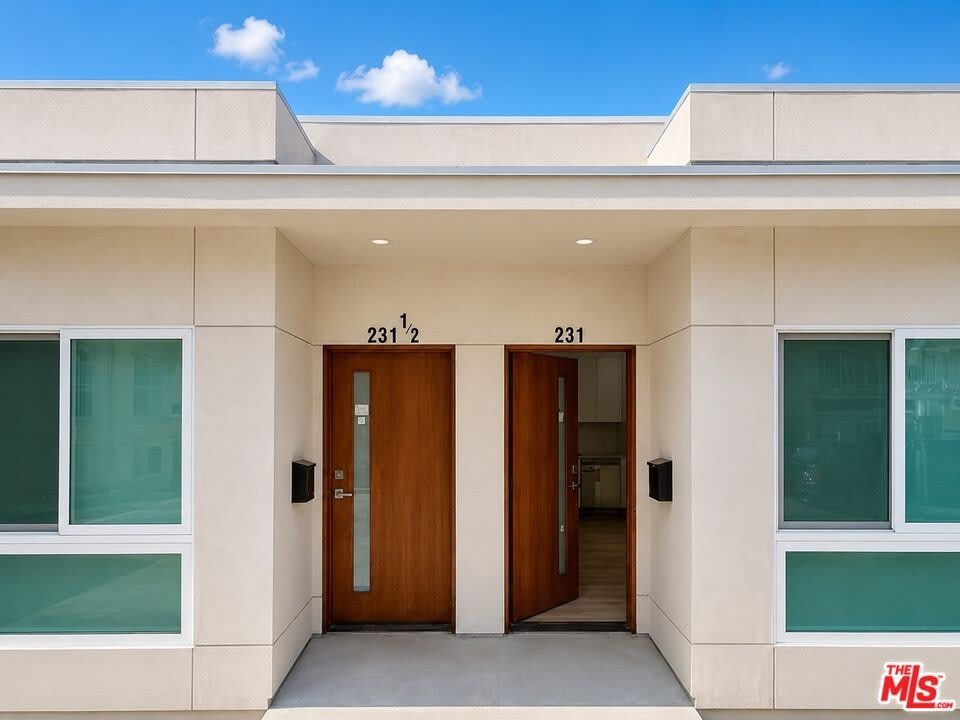 233 N Berendo St – photo 1