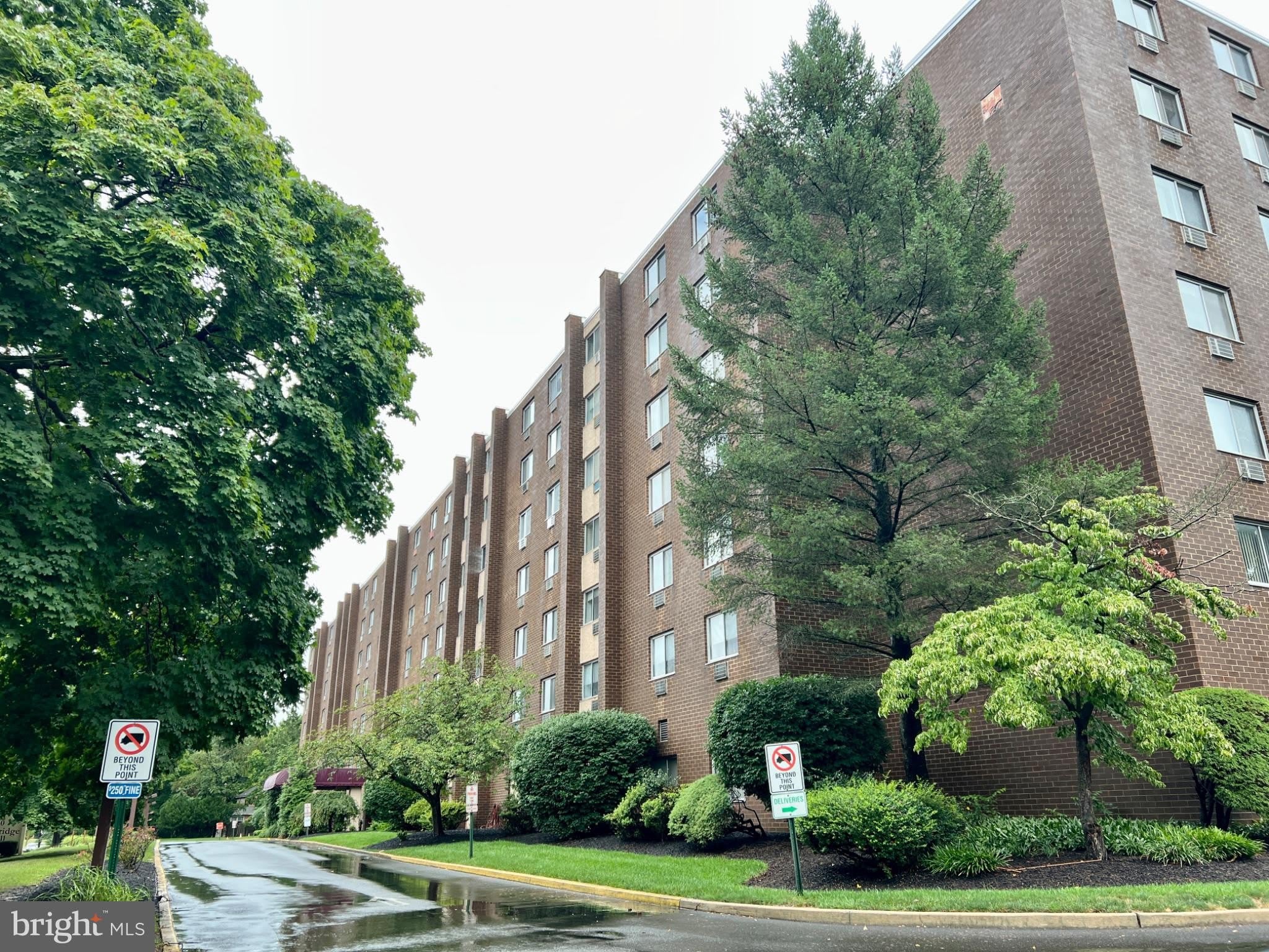 860 LOWER FERRY Road – photo 1