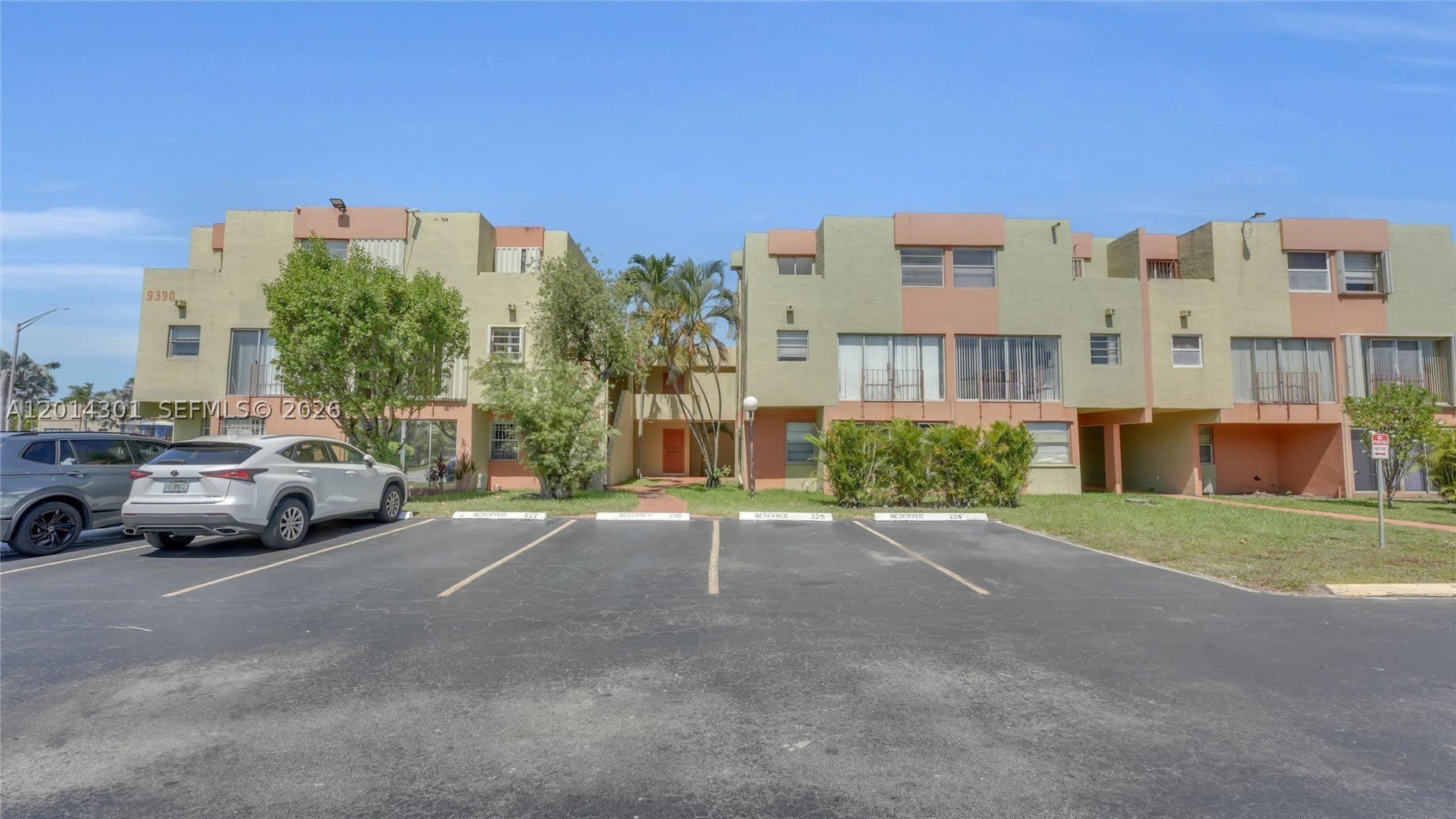 9390 W Flagler St – photo 1 of 28