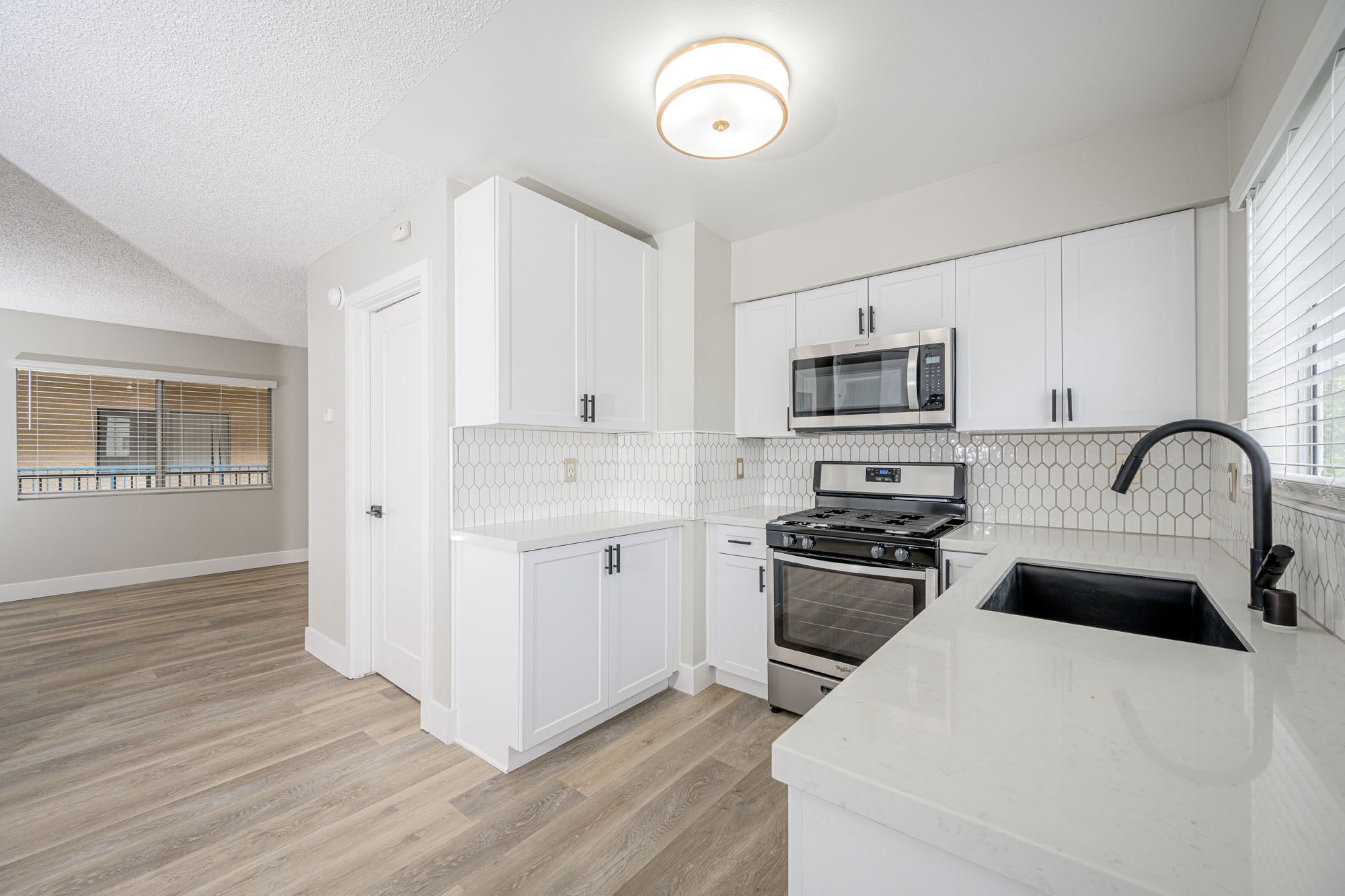 535 North Hobart Apartments – photo 1