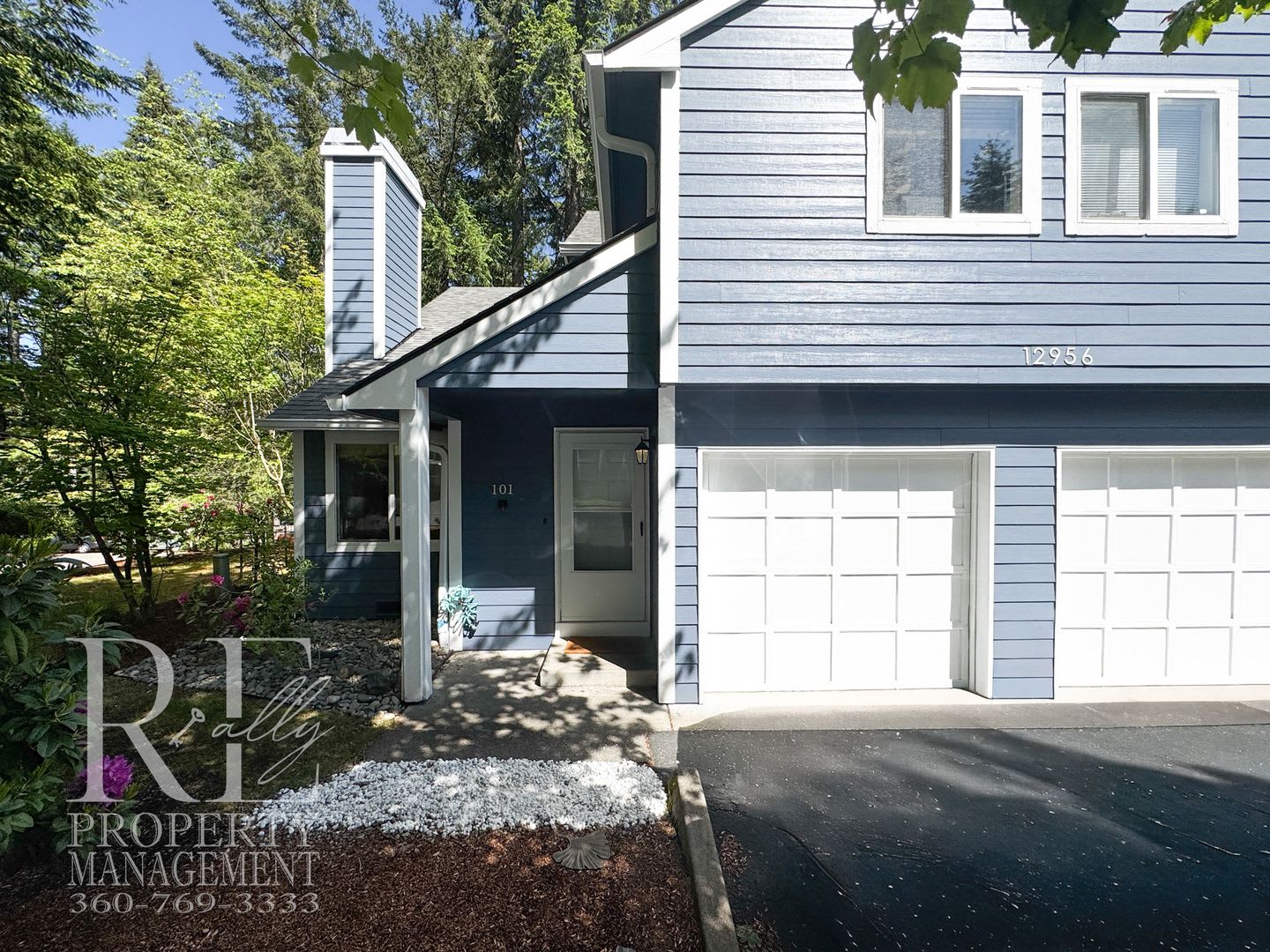 Townhome Convenience with the Feel of a Private Home – photo 1