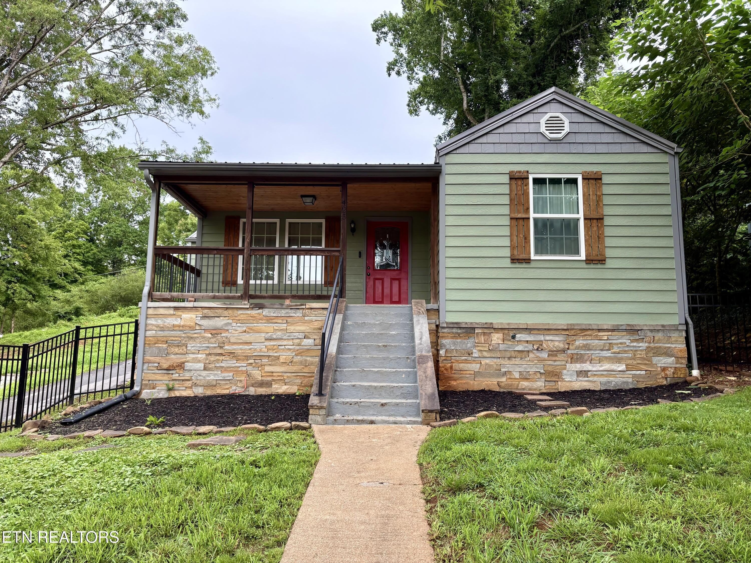 425 Sewanee St – photo 1 of 16