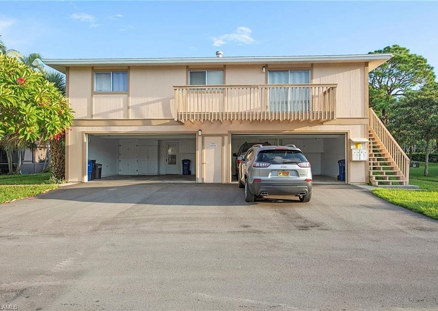 2 Bedroom Condo with One Car Garage – photo 1
