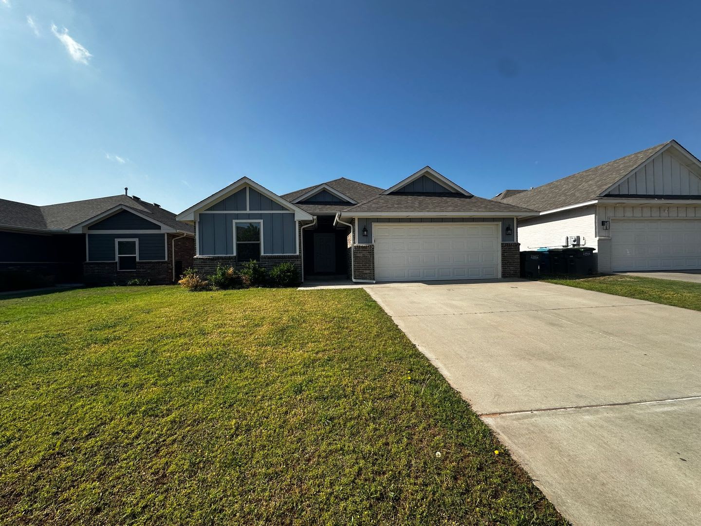 3 Bedroom 2 Bath 2 Car Garage – photo 1