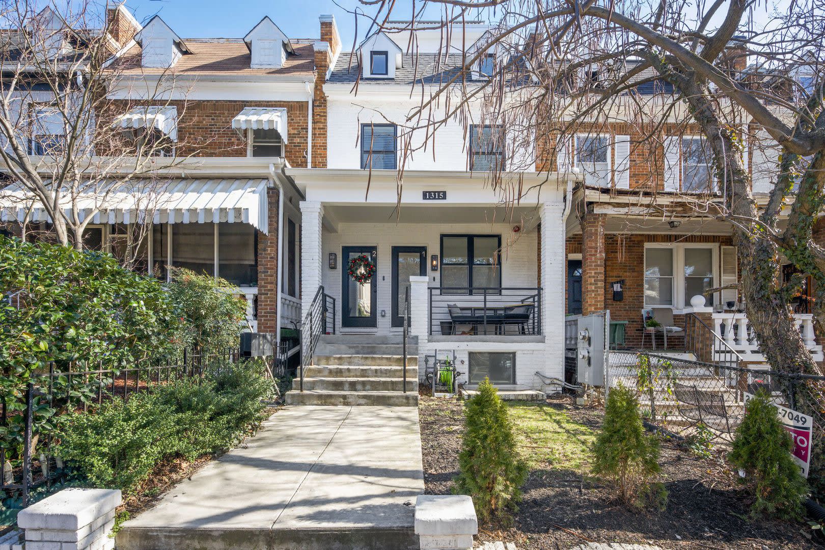 Stunning Contemporary Home Near Union Station with Secured Parking! – photo 1
