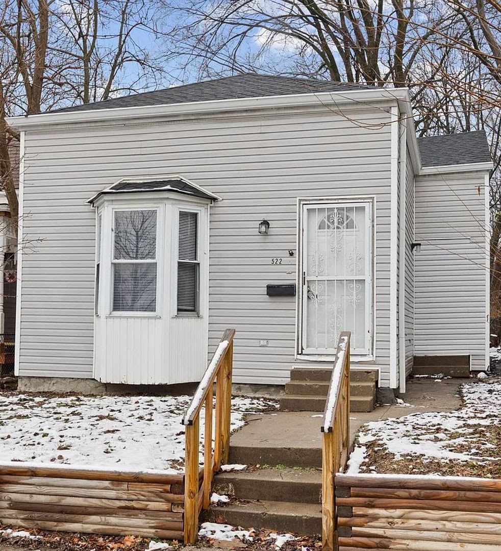 STUNNING! Three bedroom house! – photo 1