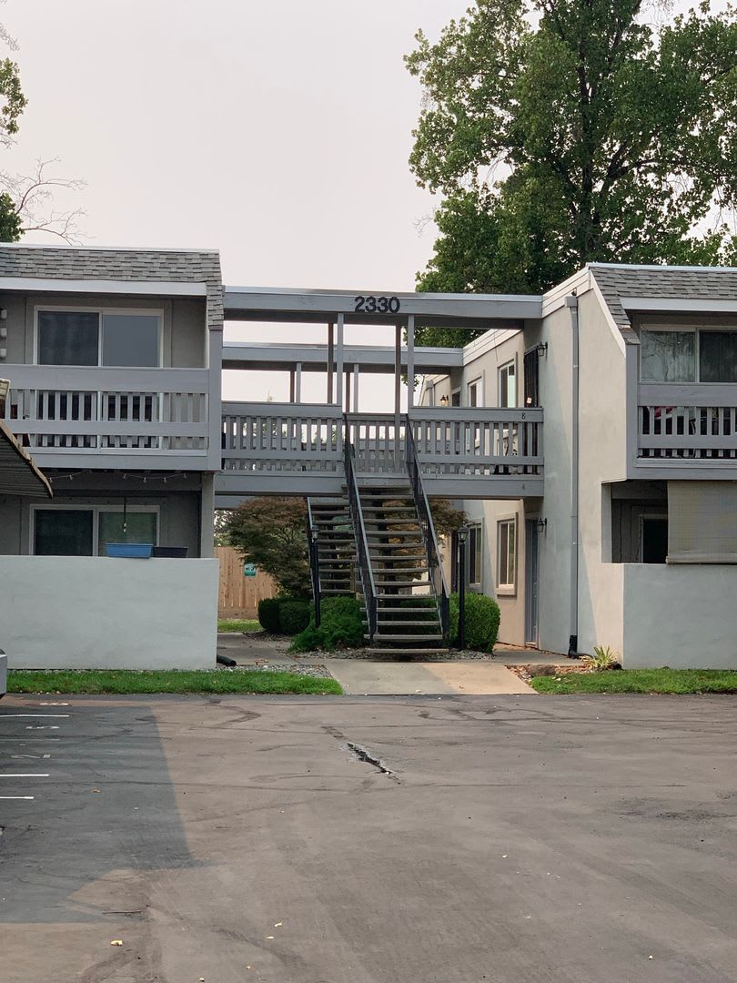 Chico-Townhouse for Rent. 2 bedroom 1 bath, upstairs, carport, inside laundy hookups – photo 1