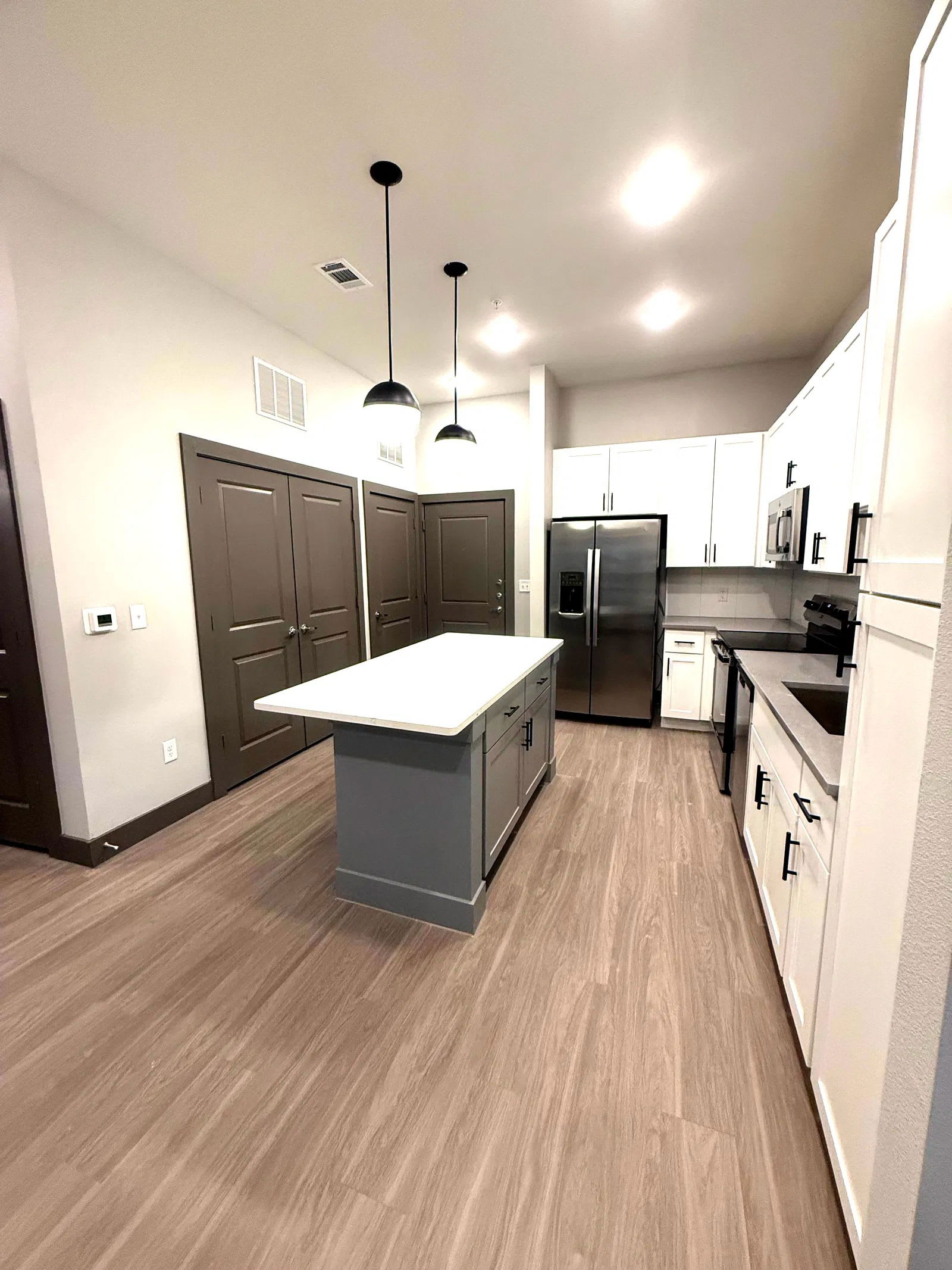 400 West 5Th Street – photo 1 of 262