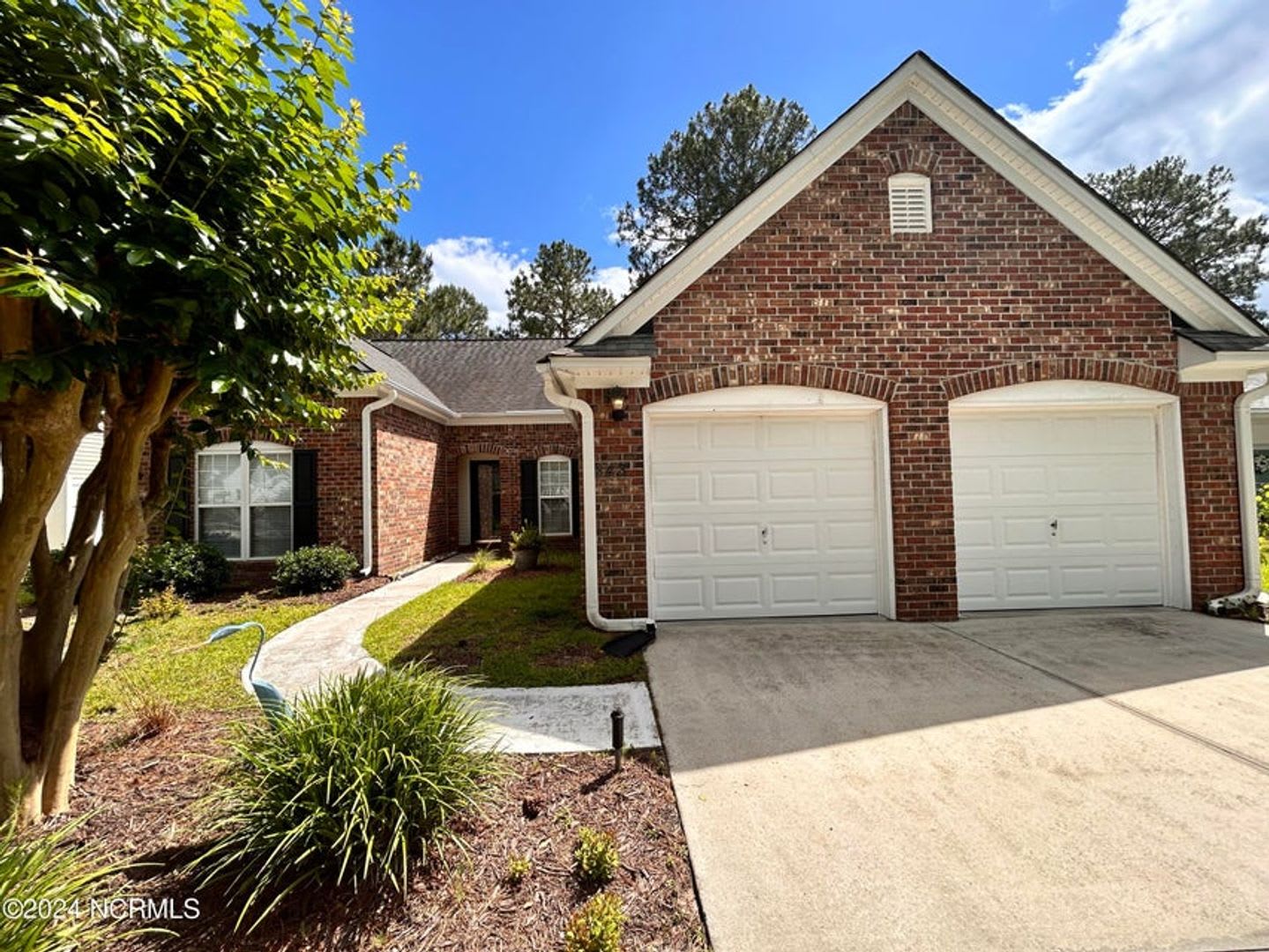 Beautiful brick home in sought-after Sandpiper Bay! – photo 1 of 24