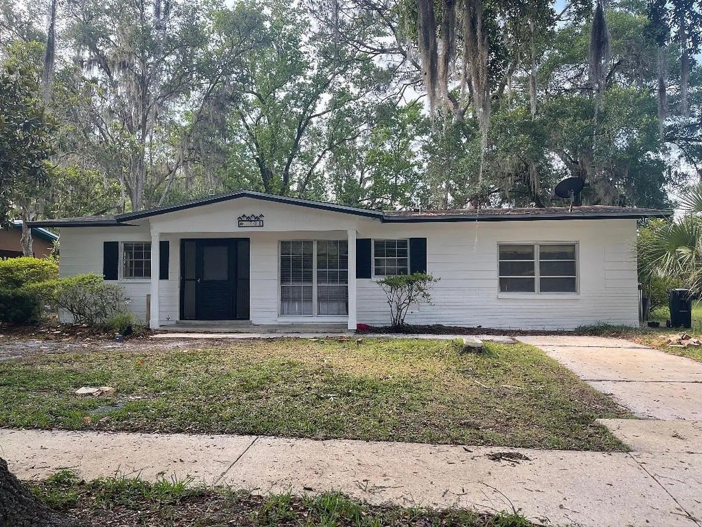 Charming 3-bed/1-bath single-family home available now! – photo 1