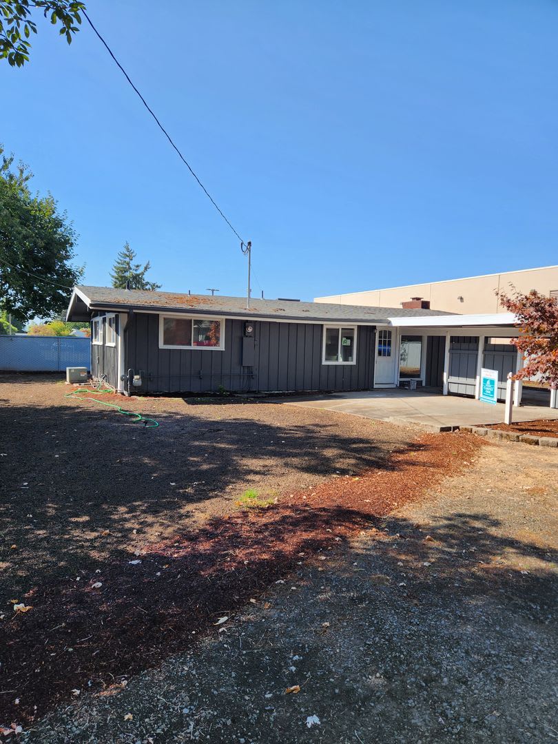 Newly Renovated 3 Bedroom House With A Carport – photo 1 of 93