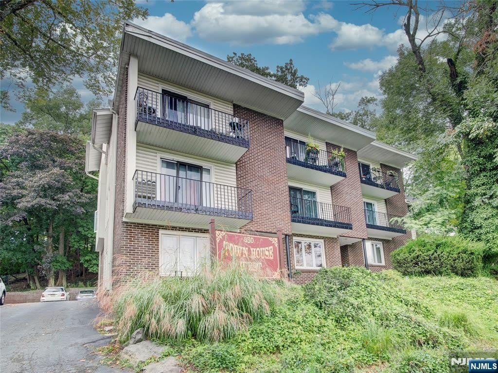 850 Bloomfield Avenue – photo 1 of 14