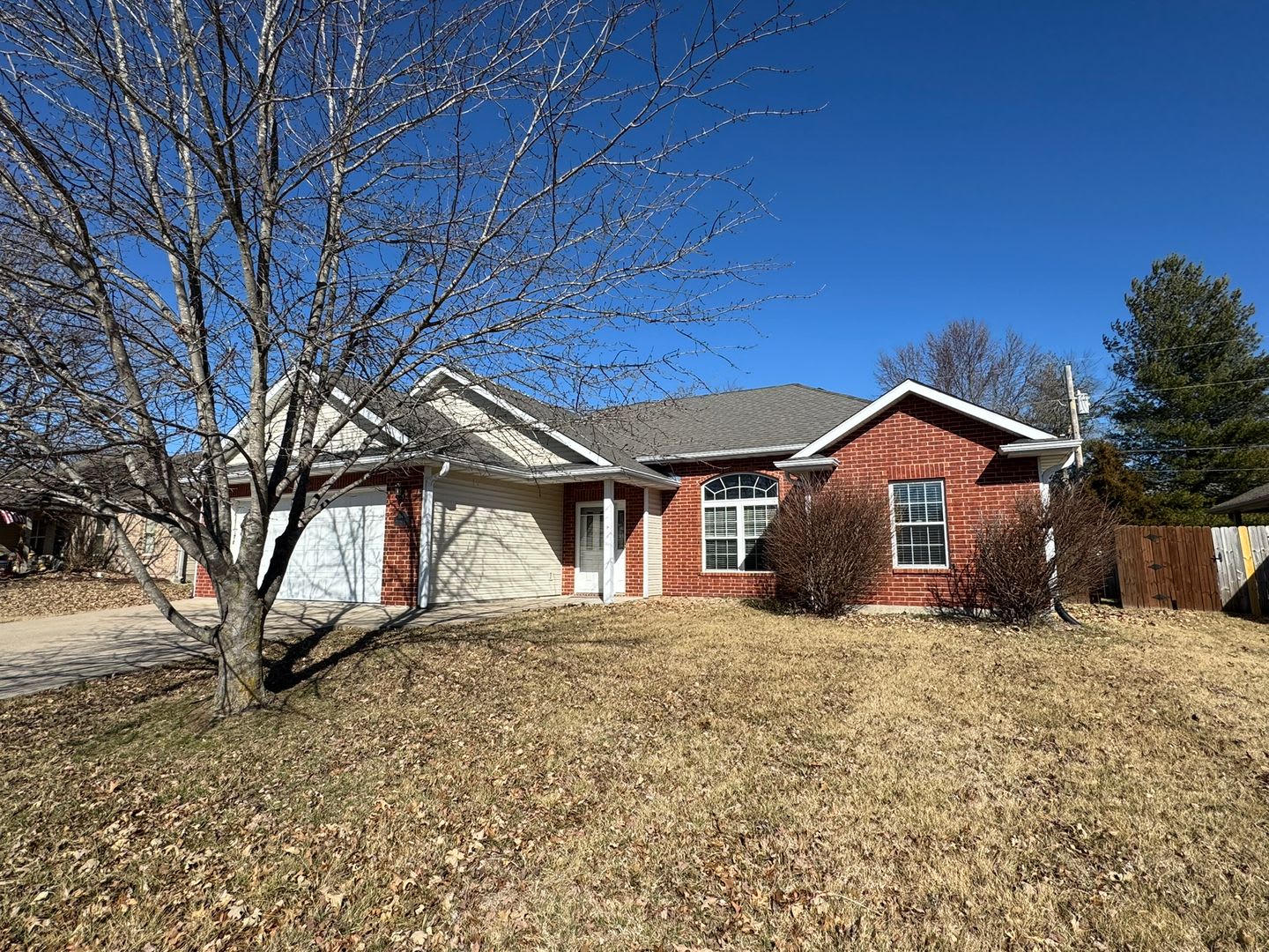 3 Bedroom Home Available W Fenced Yard – photo 1