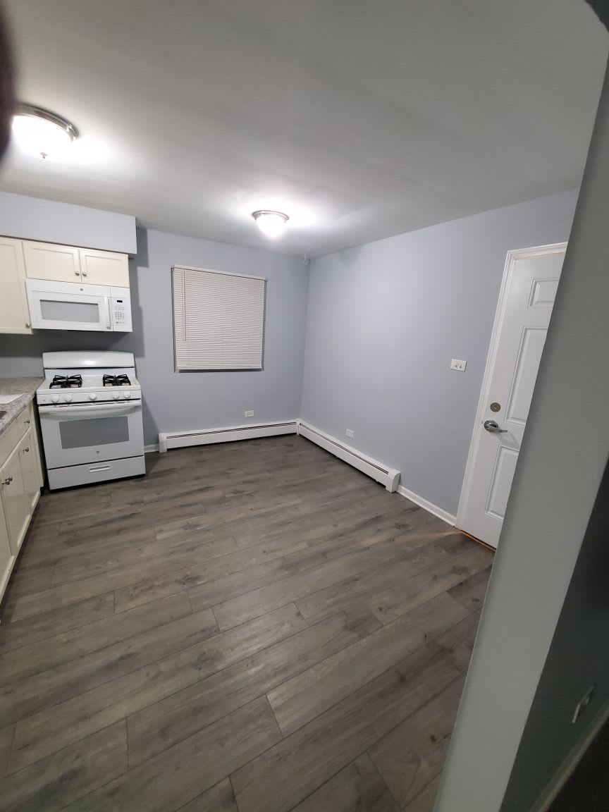 1034 E Division St – photo 1 of 9
