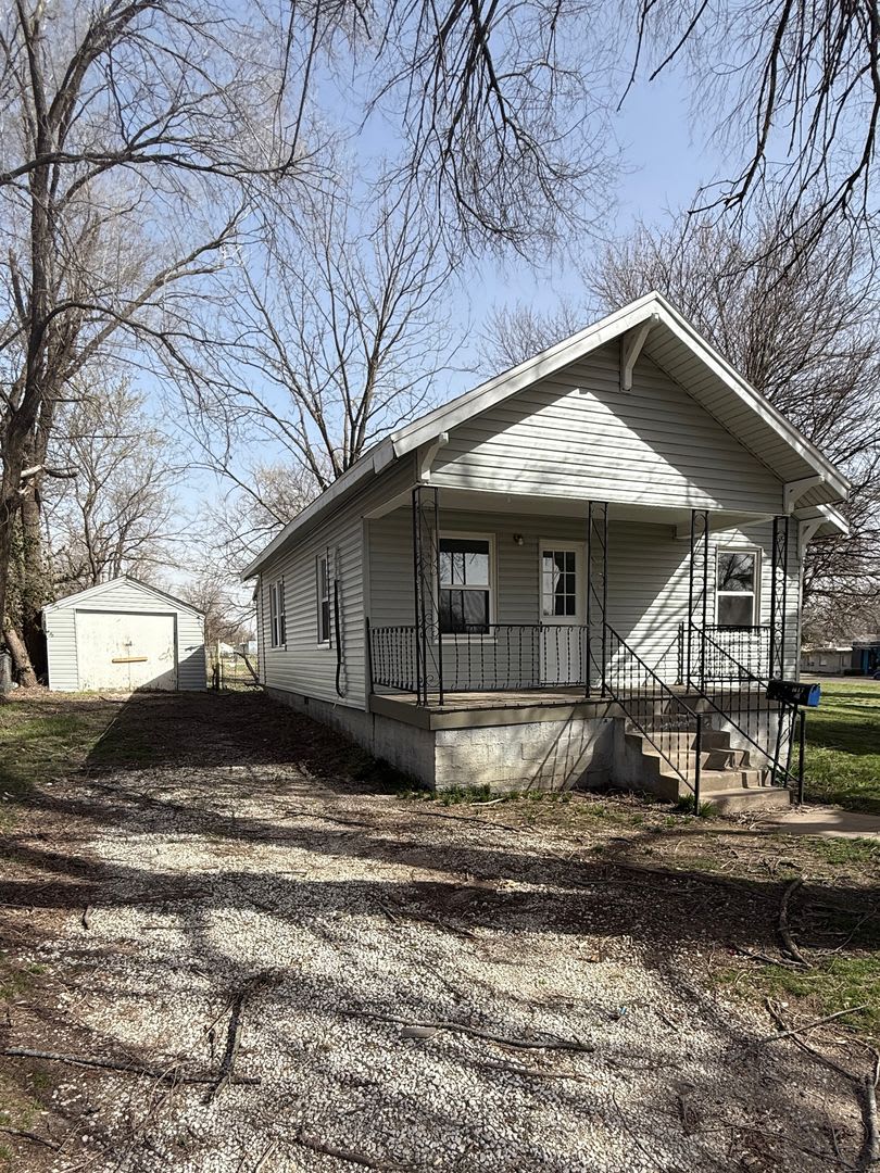 2 bedroom/1 bathroom – photo 1