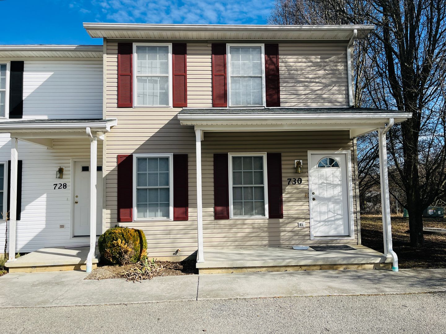 2 Bedroom, 2.5 Bath Townhouse – photo 1