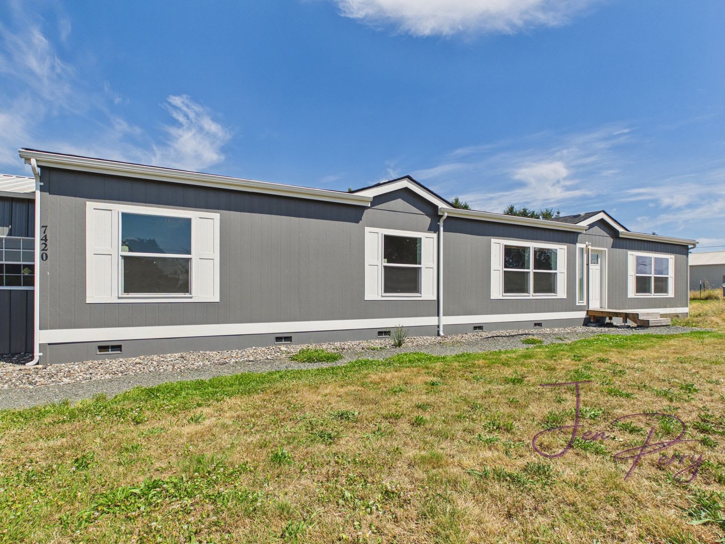 Large Spacious 5 Bedroom House With Fenced Yard – photo 1 of 288