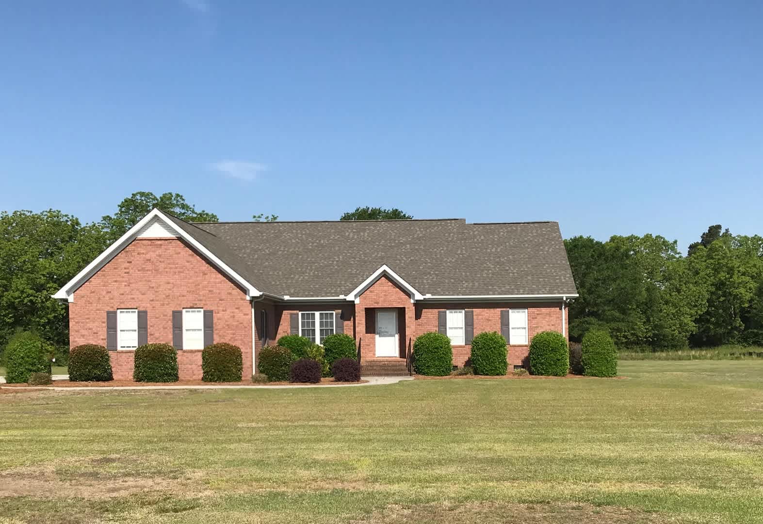 4 Bd 2 Bth All Brick W 2 Car Garage Located On A 1 Acre Lot Lawn Care Water Trash Washer Dryer Included – photo 1 of 16