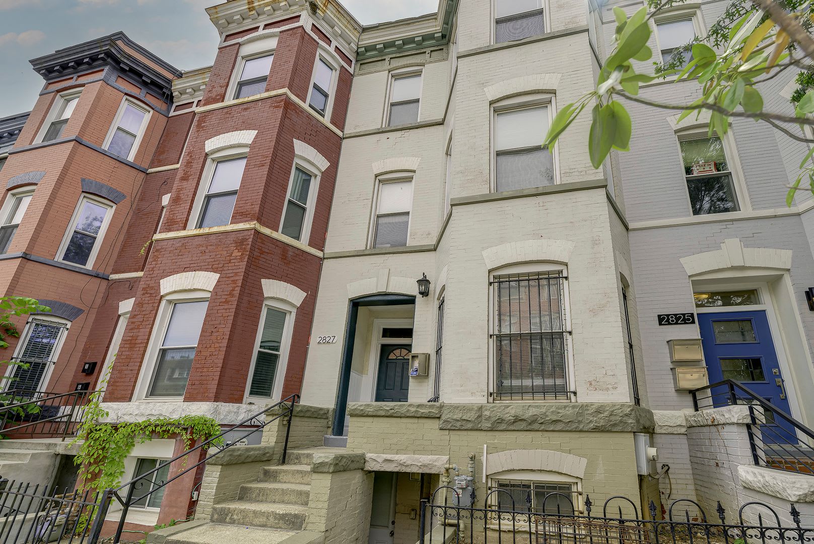 Large 6 BR 4.5 Bath Townhome in Columbia Heights – photo 1