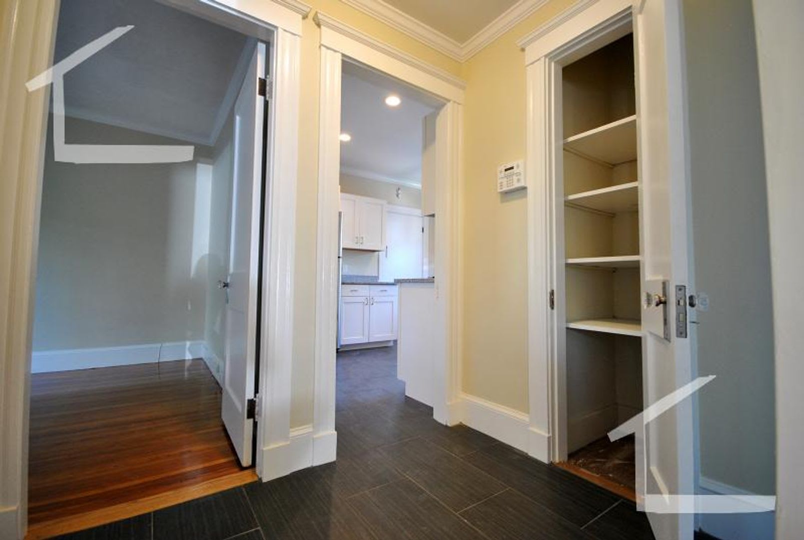 Large 4 Bed In Oak Square – photo 1