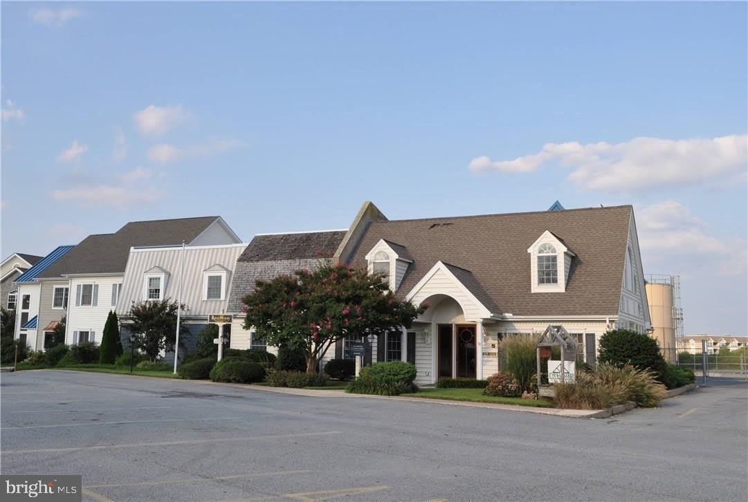 17527 NASSAU COMMONS Boulevard – photo 1 of 3