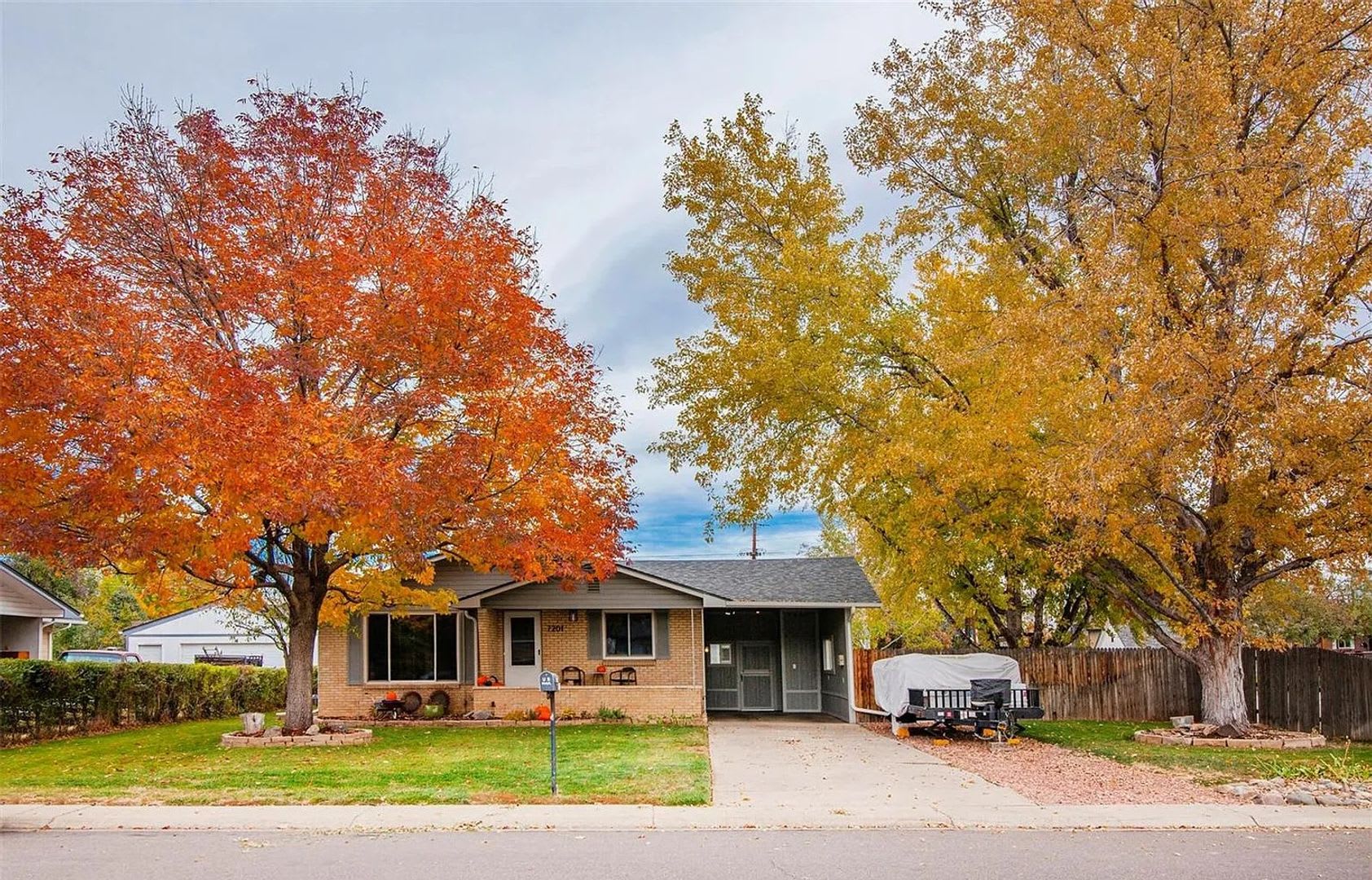 Stunning 4BR 2 BA brick ranch in tr Okane Park – photo 1