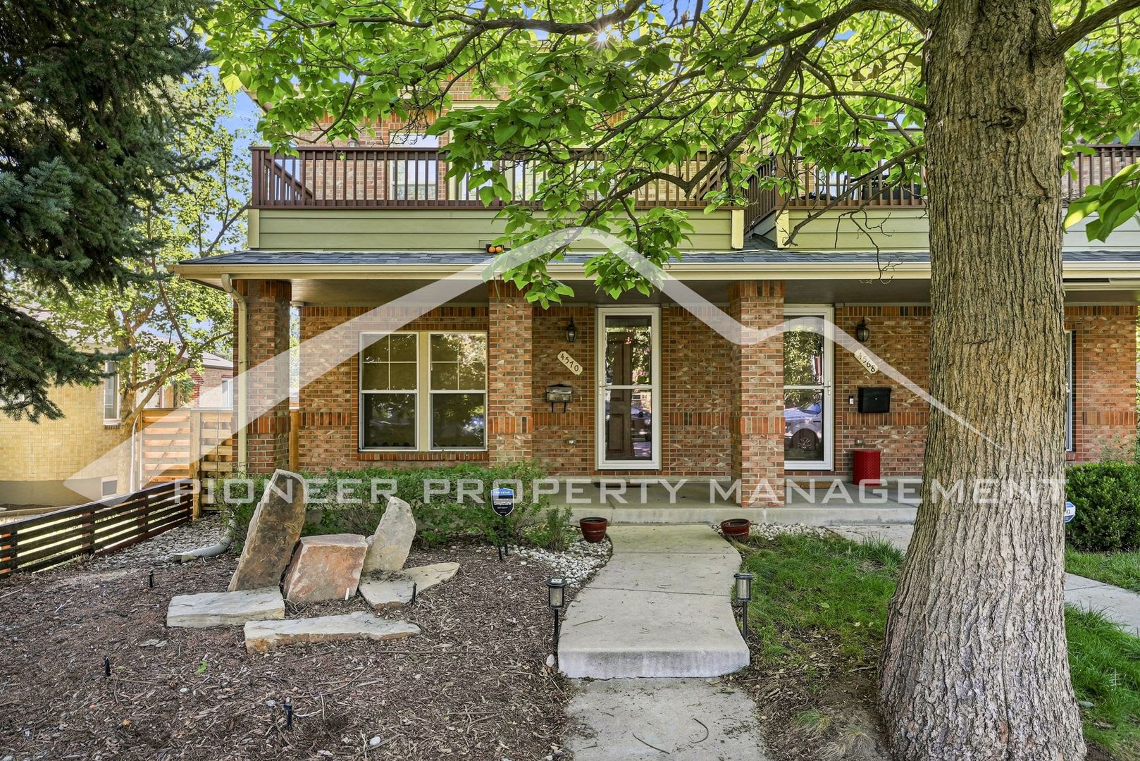Gorgeous Townhouse With Gas Fireplace And Central Ac – photo 1
