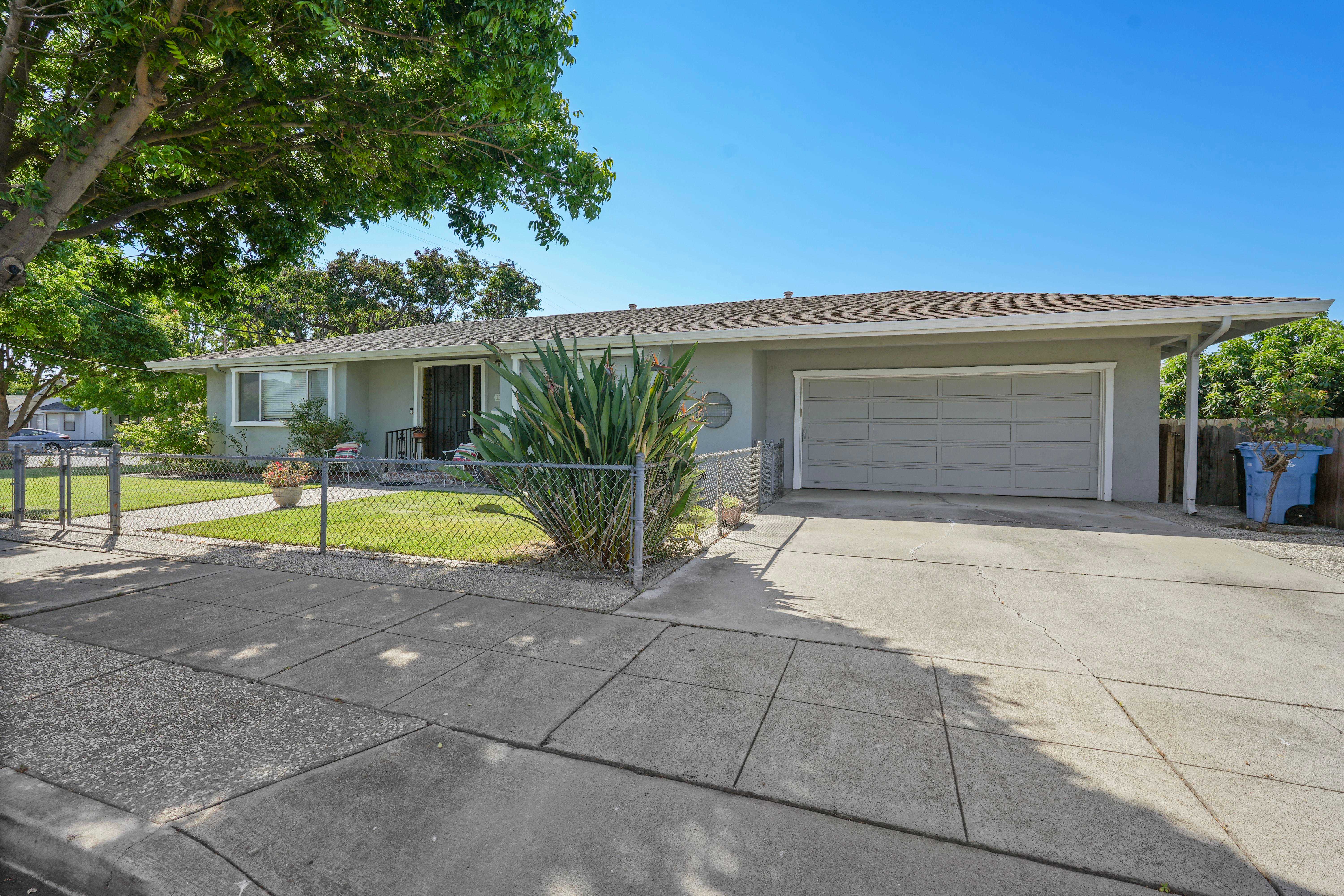 1200 Reeve St – photo 1 of 329