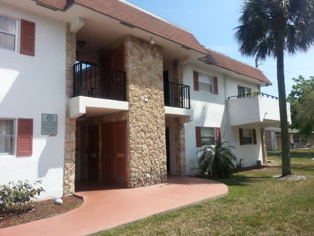 Great 2 Bedroom Udpated Unit! – photo 1