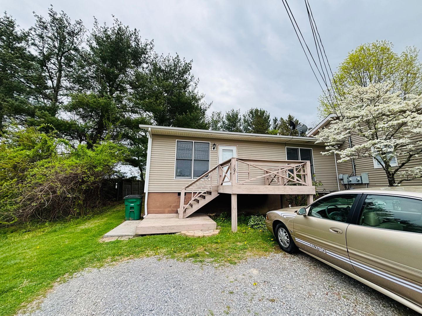 3 Bedroom, 1 Bath Duplex – photo 1
